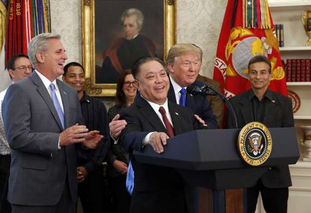 호크 탄(가운데) 브로드컴 CEO가 2017년 미국 워싱턴 백악관에서 브로드컴의 본사를 싱가포르에서 미국으로 옮기겠다고 발표하자 도널드 트럼프 당시 미국 대통령이 뒤에서 그를 안고 있다. 탄 CEO는 2023년 미국