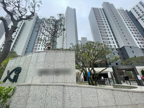 KS 마크를 위조한 중국산 유리가 사용된 것으로 알려진 서울 서초구의 한 아파트 단지. 연합뉴스