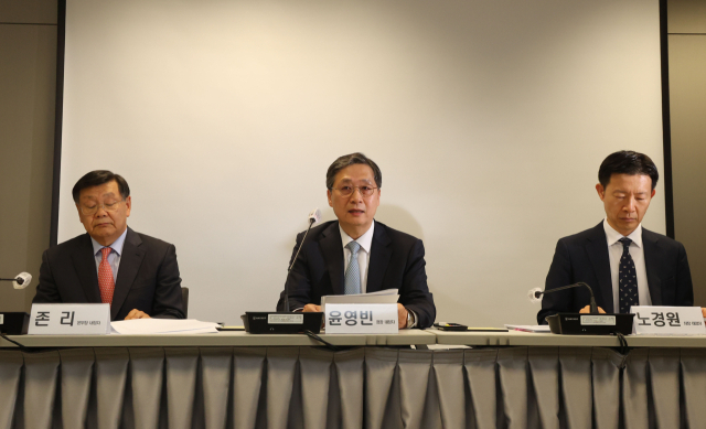 윤영빈(가운데) 우주항공청장 내정자가 2일 서울 종로구 디지털플랫폼정부위원회 대회의실에서 열린 과학기술정보통신부 출입기자단 차담회에 참석해 인사말을 하고 있다. 왼쪽은 존리 임무본부장 내정자, 오른쪽은 노경원 우주항