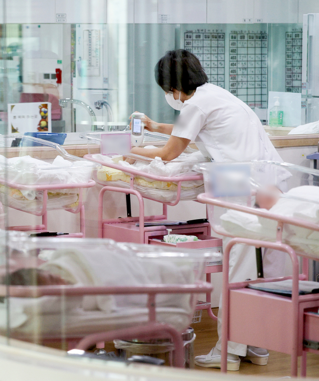 2월 28일 오후 서울 시내 한 산후조리원 신생아실에서 간호사가 신생아들을 돌보고 있다. 연합뉴스