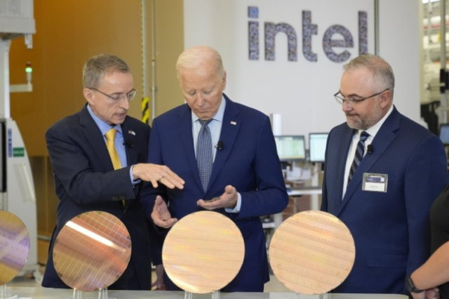 조 바이든(가운데) 미국 대통령이 팻 겔싱어(왼쪽) 인텔 최고경영자(CEO)와 만나 웨이퍼를 앞에 두고 이야기를 나누고 있다. 미국 정부는 인텔에 보조금과 대출을 합쳐 총 195억 달러(약 26조 5000억 원)를 