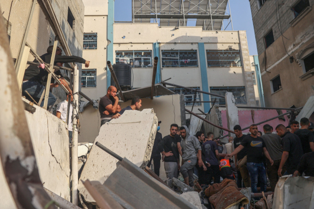 팔레스타인인들이 5일(현지 시간) 가자지구 남부 라파 중심부에서 이스라엘의 공습으로 파괴된 주택 잔해 속에서 사상자를 찾고 있다. AFP연합뉴스