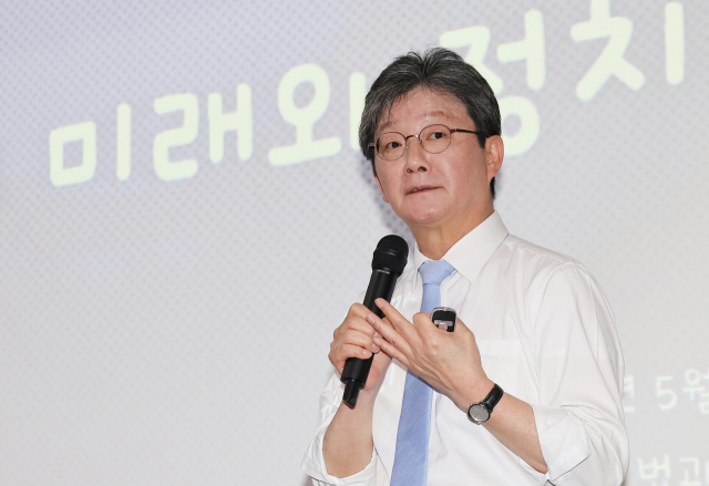 Former lawmaker Yoo Seung-min of the People Power Party gives a special lecture on 'Youth's Future and Politics' at Inha University Professor's Hall in Yeonsu-gu, Incheon. Yonhap News