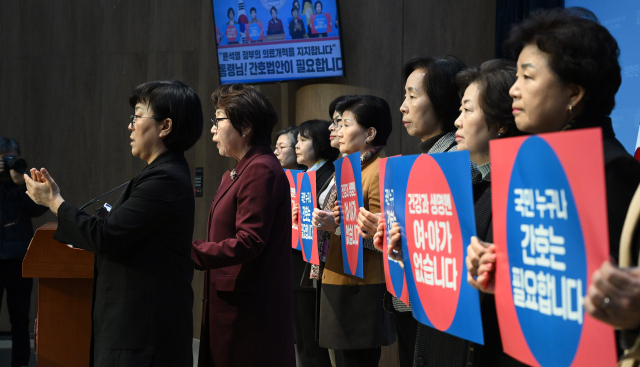 지난 3월 대한간호협회 소속 간호사들이 서울 여의도 국회 소통관에서 성명서를 발표하고 있다. 오승현 기자