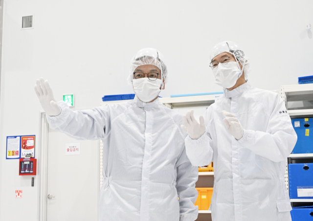 Deputy Prime Minister and Minister of Strategy and Finance Cho Sung-mok (left) visited HSPS, a semiconductor company located in Hwaseong, Gyeonggi Province, on the 2nd anniversary of the government's inauguration, and listened to an explanation of the production line from CEO Kim Yong-woon. Photo provided by the Ministry of Economy and Finance