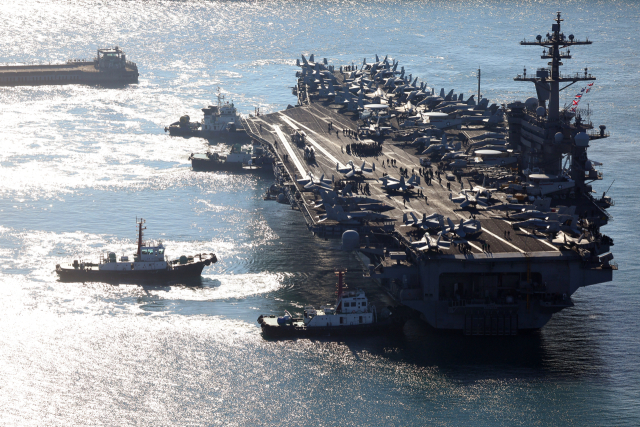U.S. Navy nuclear-powered aircraft carrier Carl Vinson entering Busan Port in November last year. Yonhap News