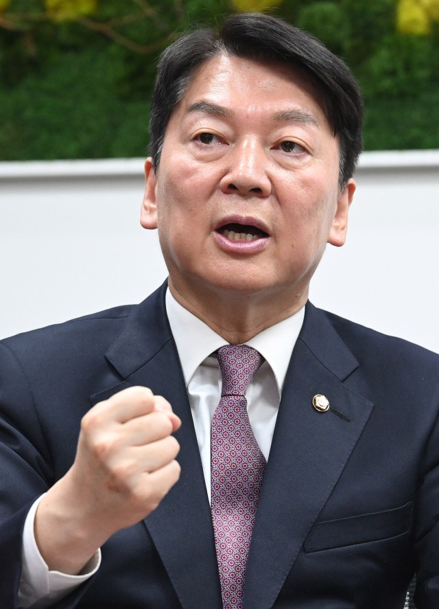 안철수 “<b>홍준표</b> ‘<b>상남자</b> 도리’ 발언…그런 생각이면 공직 관둬야”