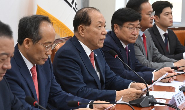 與 "'野 <b>25만원</b> <b>지원</b>' 단호히 배격…<b>선별지원</b>도 반대"