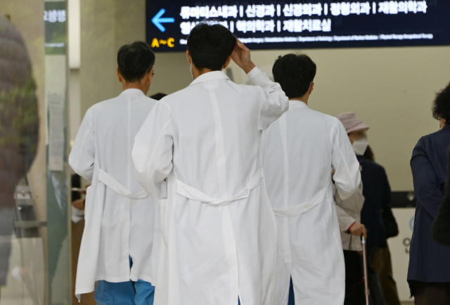서울 종로구 서울대병원에서 의료진들이 오가고 있다. 성형주 기자
