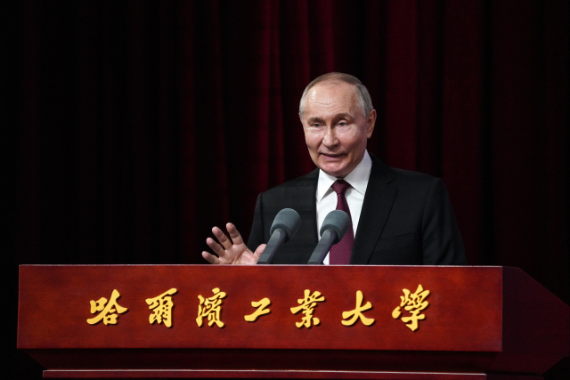 중국을 국빈 방문한 블라디미르 푸틴 러시아 대통령이 17일 하얼빈공대에서 열린 교류 행사에서 학생의 질문에 답하고 있다. AP 연합뉴스