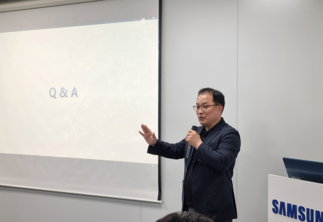 Kim Wi-heon, head of Samsung Electro-Mechanics MLCC product development, introducing their products at a seminar held at Samsung Electronics briefing room in Seoul on the 17th. Photo=Samsung Electro-Mechanics