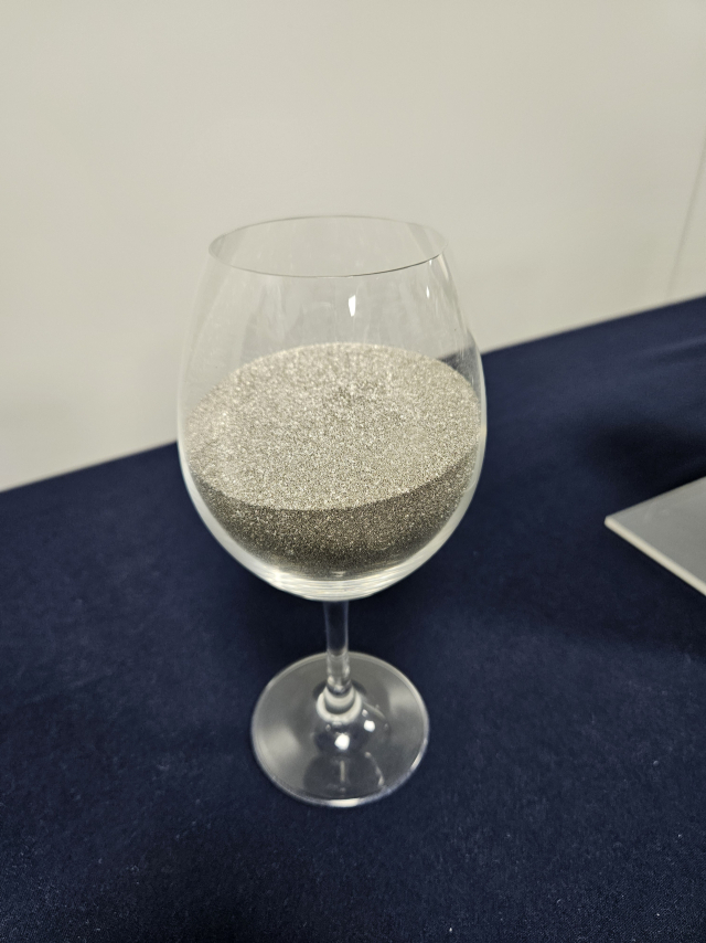Approximately 300 million won worth of MLCC in a 500cc wine glass. Reporter Heo Jin