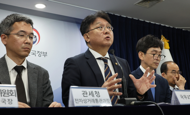 이정원(왼쪽 두 번째) 국무조정실 제2차장이 19일 정부서울청사에서 해외 직구 관련 추가 브리핑을 하고 있다. 연합뉴스