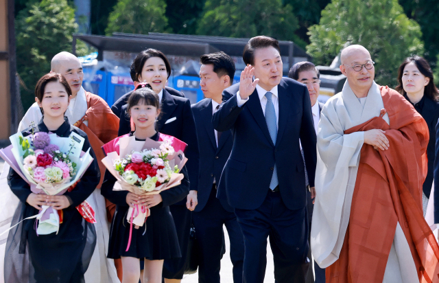 President Yoon Seok-yeol and First Lady Kim Geon-hee are entering the 'Hoeamsa Sari Eun Memorial Cultural Festival and Samdae Hwasang Daryejae' held at Hoeamsa Temple in Yangju, Gyeonggi Province on the 19th. Yangju=Yonhap News