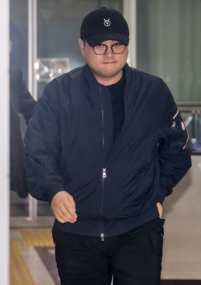 '음주 뺑소니' 혐의를 받는 트로트 가수 김호중이 21일 오후 서울 강남경찰서에서 조사를 마친 뒤 귀가하고 있다. 연합뉴스