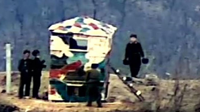 국방부는 지난해 11월 24일 북한이 동부전선 최전방 소초(GP)에서 감시소를 복원하는 정황을 지상 촬영 장비와 열상감시장비(TOD) 등으로 포착했다고 밝혔다. 사진은 북한군이 목재로 구조물을 만들고 얼룩무늬로 도색