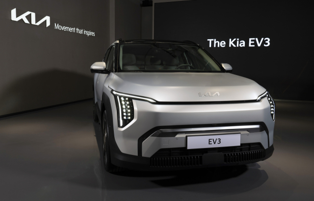 기아가 전기차 대중화를 이끌 콤팩트 전기 스포츠유틸리티차량(SUV)인 EV3를 23일 전 세계에 처음 공개했다. 사진 제공=기아