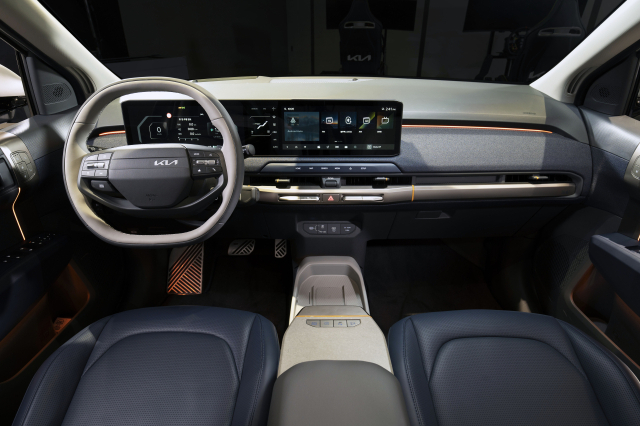 기아의 전기차 대중화를 이끌 EV3의 차량 내부에는 기아 인공지능(AI) 어시스턴트를 비롯한 혁신적인 커넥티비티 사양이 대거 탑재됐다. 사진 제공=기아