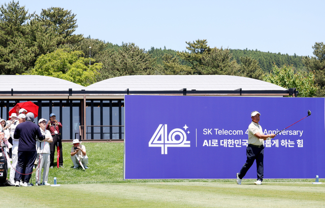 Choi Kyung Joo (right) participating in the 'SKT Charity Open' on the 15th hitting a tee shot. Photo provided by SK Telecom