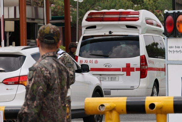 지난 21일 수류탄 폭발 사고가 발생한 육군 32사단으로 응급차량이 들어가고 있다. 연합뉴스