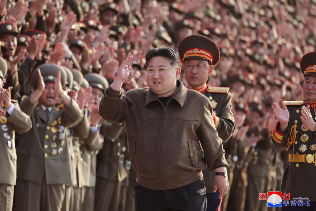 김정은 북한 국무위원장이 지난 22일 노동당 중앙간부학교 건설에 참여한 군인·설계자들과 기념 공연을 한 예술인들과 기념사진을 찍었다고 조선중앙통신이 23일 보도했다. /연합뉴스