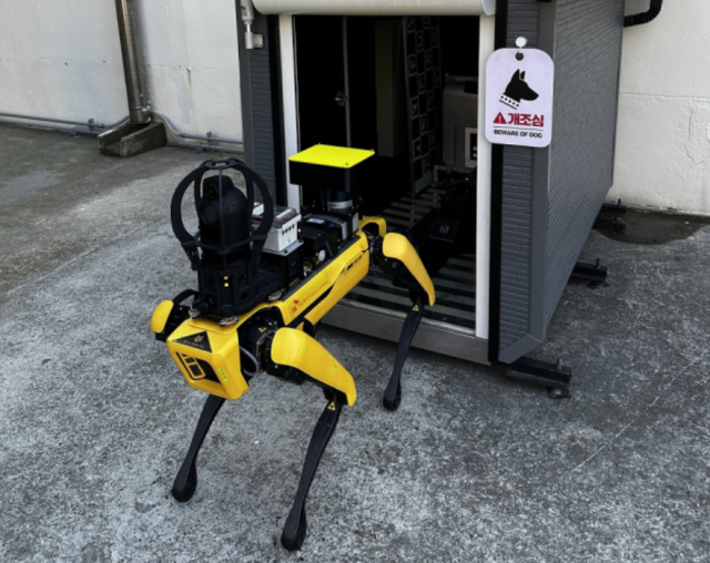 23일 SK이노베이션의 울산 CLX에서 지능형 로봇개가 현장을 점검한 후 충전 케이스로 들어가고 있다. 사진제공=SK이노베이션