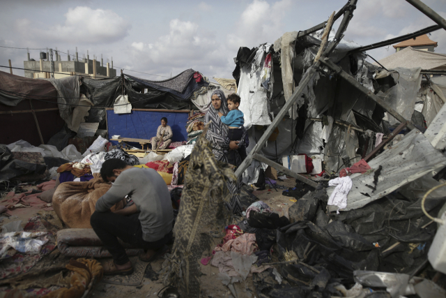 팔레스타인 난민들이 28일 가자지구 라파 난민촌에서 이스라엘의 폭격으로 파괴된 텐트를 점검하고 있다./AP연합뉴스