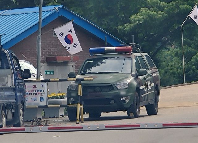 27일 훈련병 사망 사건이 발생한 강원 인제군의 모 부대 위병소에 군사경찰 차량이 출입하고 있다. 연합뉴스