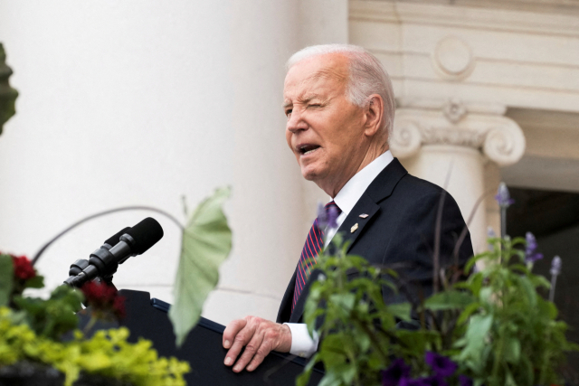 조 바이든 미국 대통령이 미국 현충일인 27일(현지시간) 버지니아주 알링턴 국립묘지에서 메모리얼 데이 기념 연설을 하고 있다. 연합뉴스