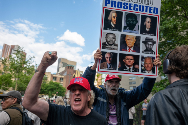 30일(현지 시간) 미국 뉴욕 뉴욕시티에 있는 맨해튼 형사법원 앞에서 도널드 트럼프 전 미국 대통령의 지지자들이 그의 형사재판 유죄 평결에 반발하며 시위하고 있다. AFP연합뉴스