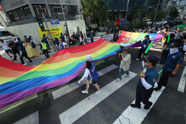 지난해 7월 1일 오후 서울 을지로 일대에서 열린 제24회 서울퀴어문화축제에서 참가자들이 행진하고 있다. 연합뉴스