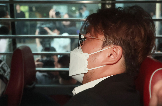 음주 뺑소니 혐의를 받는 가수 김호중이 지난달 31일 오전 서울 강남구 강남경찰서에서 검찰로 송치되며 호송차에 타고 있다. 연합뉴스