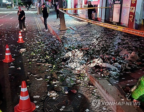 1일 오후 인천시 계양구 길가에 북한의 대남 오물 풍선 잔해로 추정되는 물체들이 흩어져 있다. 연합뉴스