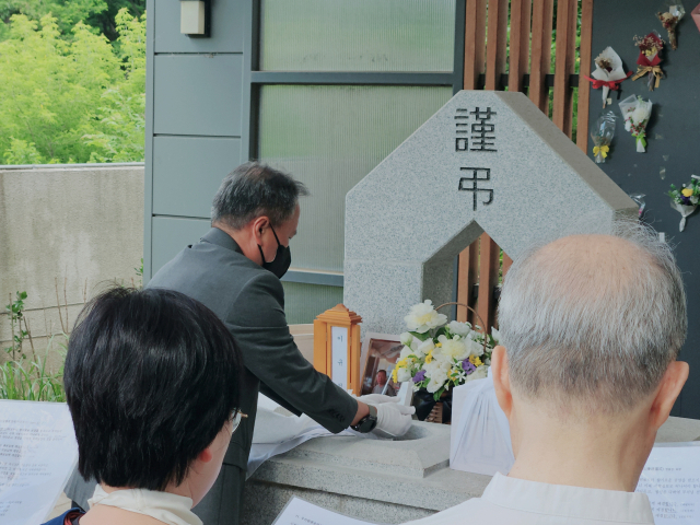 2일 서울시립승화원에서 무연고 사망자 이규석 씨의 장례가 진행되고 있다. 채민석 기자