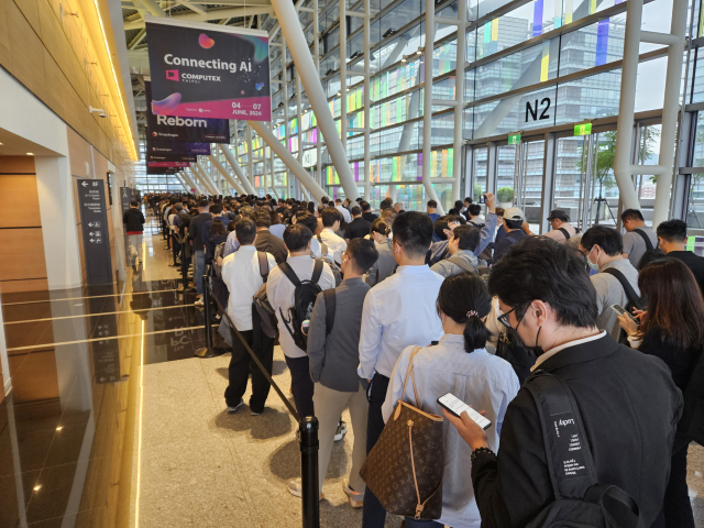 3일 대만 타이베이 난강전시관에서 진행된 리사 수 AMD 최고경영자(CEO)의 연설을 듣기 위해 행사 시작 한 시간 전부터 참관객들이 몰려들며 수십 m의 줄이 늘어져 있다. 허진 기자