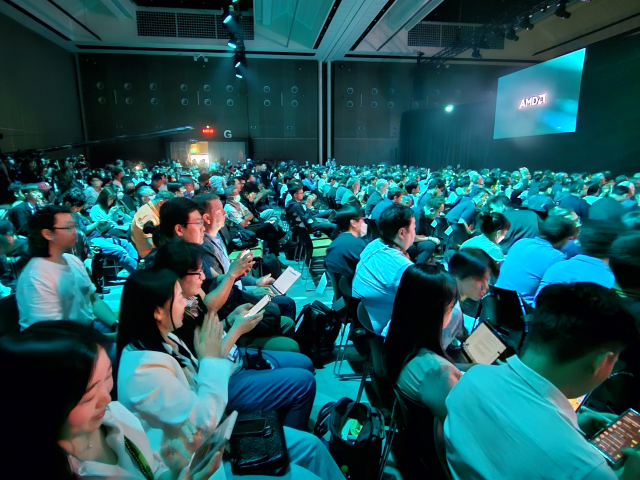 참관객들이 3일 대만 타이베이 난강전시관에서 진행된 리사 수 AMD 최고경영자(CEO)의 연설을 듣고 있다. 높은 현장 열기에 준비된 좌석에 앉을 수 없는 관객들은 서서 연설을 들었다. 허진 기자
