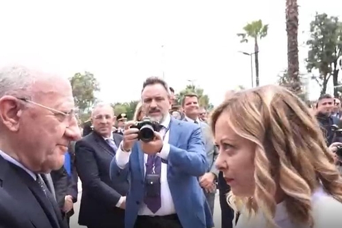 조르자 멜로니(오른쪽) 이탈리아 총리가 5월 28일 카이바노에서 열린 행사에서 빈센초 데 루카 캄파니아 주지사를 노려보고 있다. 안사(ANSA) 통신 캡처