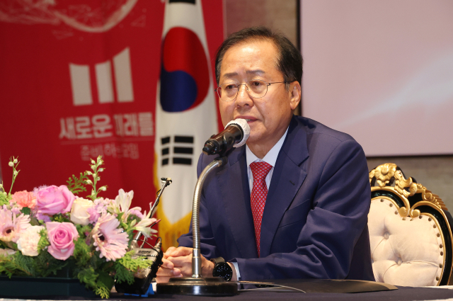 홍준표 대구시장이 5월 29일 오후 서울 영등포구 공군호텔에서 열린 행사에서 강연하고 있다. 연합뉴스