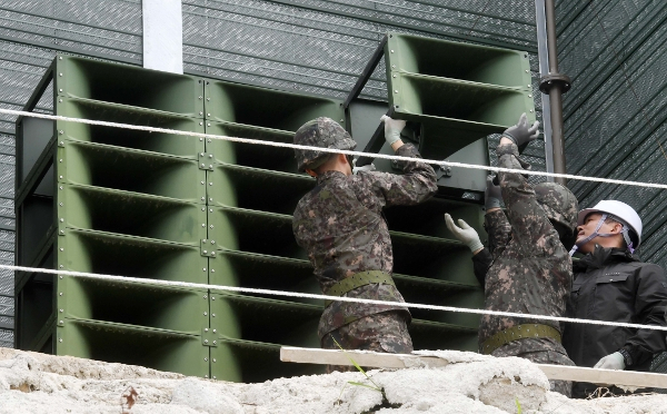 국군 장병들과 작업자들이 지난 2018년 5월 1일 경기 파주시 군사분계선(MDL) 교하소초에 설치된 대북 고정형 확성기 철거작업을 하고 있다. 연합뉴스