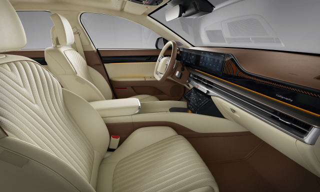 For the Calligraphy trim of the 2025 Grandeur, Hyundai applied a head-up display worth 990,000 won and new pattern Nappa leather seats while minimizing the price increase to only 830,000 won. Provided by Hyundai