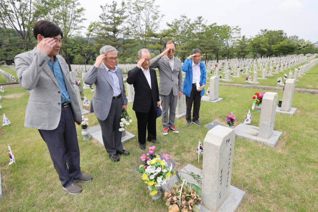5일 서울 동작구 국립서울현충원을 찾은 참배객들이 전우의 묘역에서 경례하고 있다. 연합뉴스