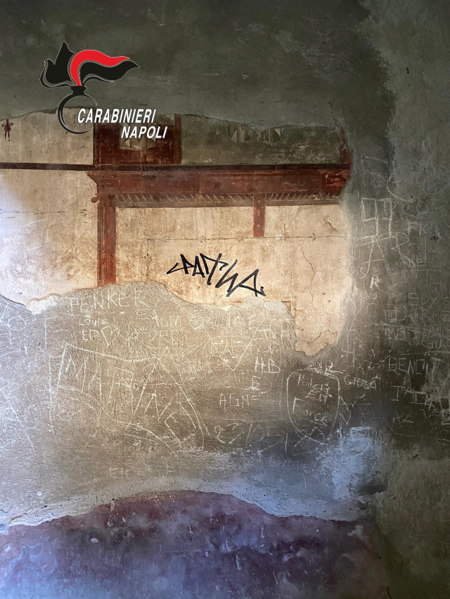 이탈리아 남부 헤르쿨라네움에 있는 고대 주택의 프레스코화 벽면에 한 네덜란드 관광객이 매직펜으로 쓴 낙서. 로이터연합뉴스