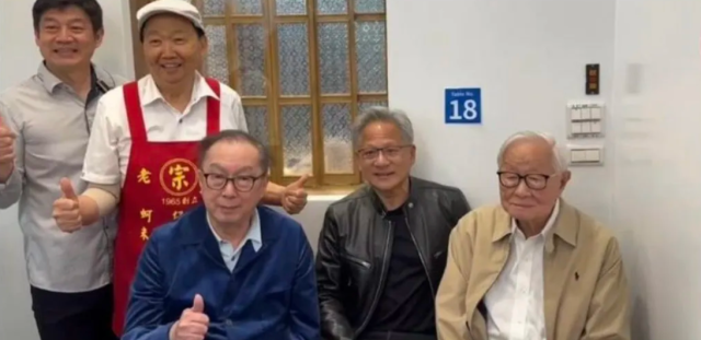 린바이리(왼쪽부터) 콴타컴퓨터 회장, 젠슨 황 엔비디아 최고경영자, 모리스 창 TSMC 창업자가 지난달 29일 대만 타이베이 닝샤 야시장의 한 식당에서 사진을 촬영하고 있다