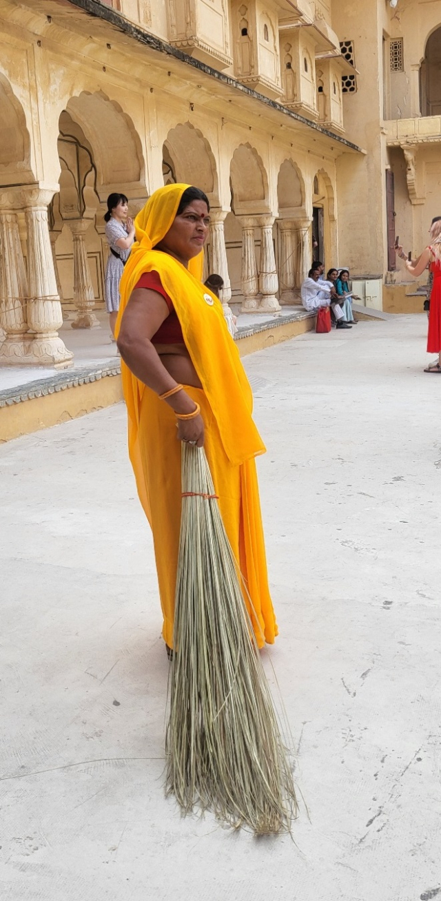 인도 자이루르 암베르 포트의 달리트 여성. 달리트 계급의 여성들은 주로 청소, 분뇨 처리 등의 일을 한다. 암베르 포트는 라자스탄주 아메르에 위치한 요새 및 궁전으로 2013년 유네스코 세계문화유산으로 지정됐다. 사