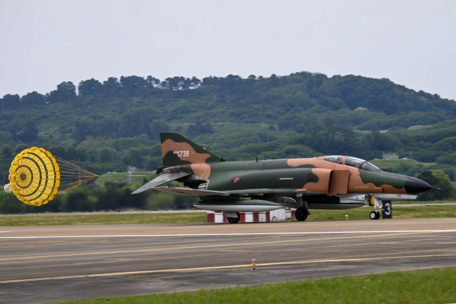 공군의 F-4E 팬텀 전투기가 7일 수원기지에서 거행된 ‘F-4 팬텀 퇴역식’에서 마지막 비행을 마치고 활주로에 착륙한 후 임무 종료 신고를 위해 행사장으로 이동하고 있다. 이날 비행을 끝으로 지난 1969년 8월 