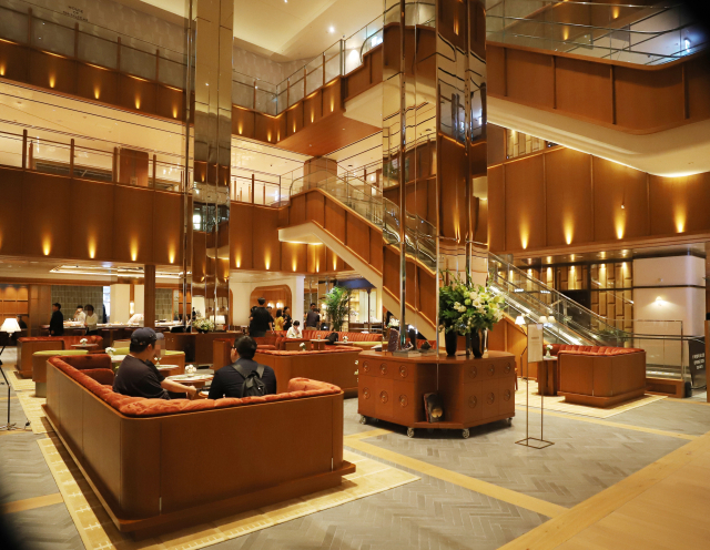 Atrium是Shinsegae百貨商店Gangnam的客戶等候空間，是“Shinsegae House of Shinsegae”的客戶等候空間。它具有豪華而舒適的內飾，讓人聯想到一家豪華酒店。照片由Shinsegae百貨公司提供
