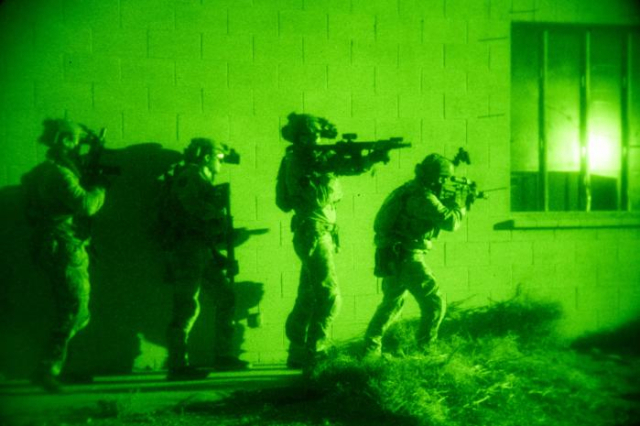 미 육군은 야간과 대도심전투(지하전투)의 중요성이 강조되면서 야간투시경(AN/PSQ-42) ENVG-B를 대량 보급하고 있다. 사진 제공=미 국방부 홈페이지
