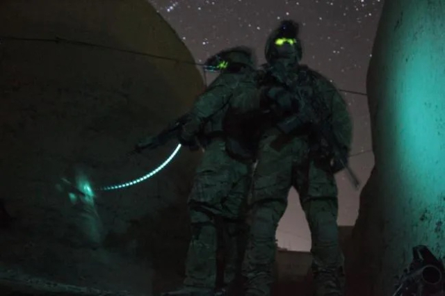 아프가니스탄에서 야간투시경을 쓰고 있는 육군 제75레인저연대 대원들. 사진 제공=미 육군