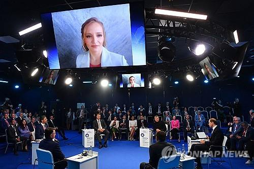 블라디미르 푸틴 러시아 대통령의 딸로 추정되는 카테리나 티호노바가 상트페테르부르크 국제경제포럼에서 영상 연설하는 모습. AFP연합뉴스