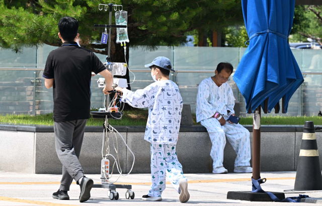 9일 서울 시내 한 대학병원에서 환자가 보호자와 함께 이동하고 있다. 권욱 기자